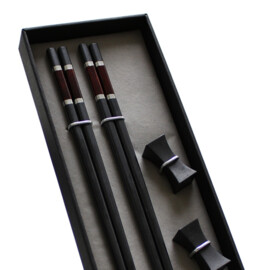 Iburi Dark Red chopsticks in cadeauverpakking (2 setjes chopsticks + 2 rests)